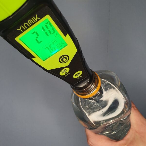 Hier siehst du ein pH-Messgerät in einer mit Leitungswasser gefüllten Flasche.